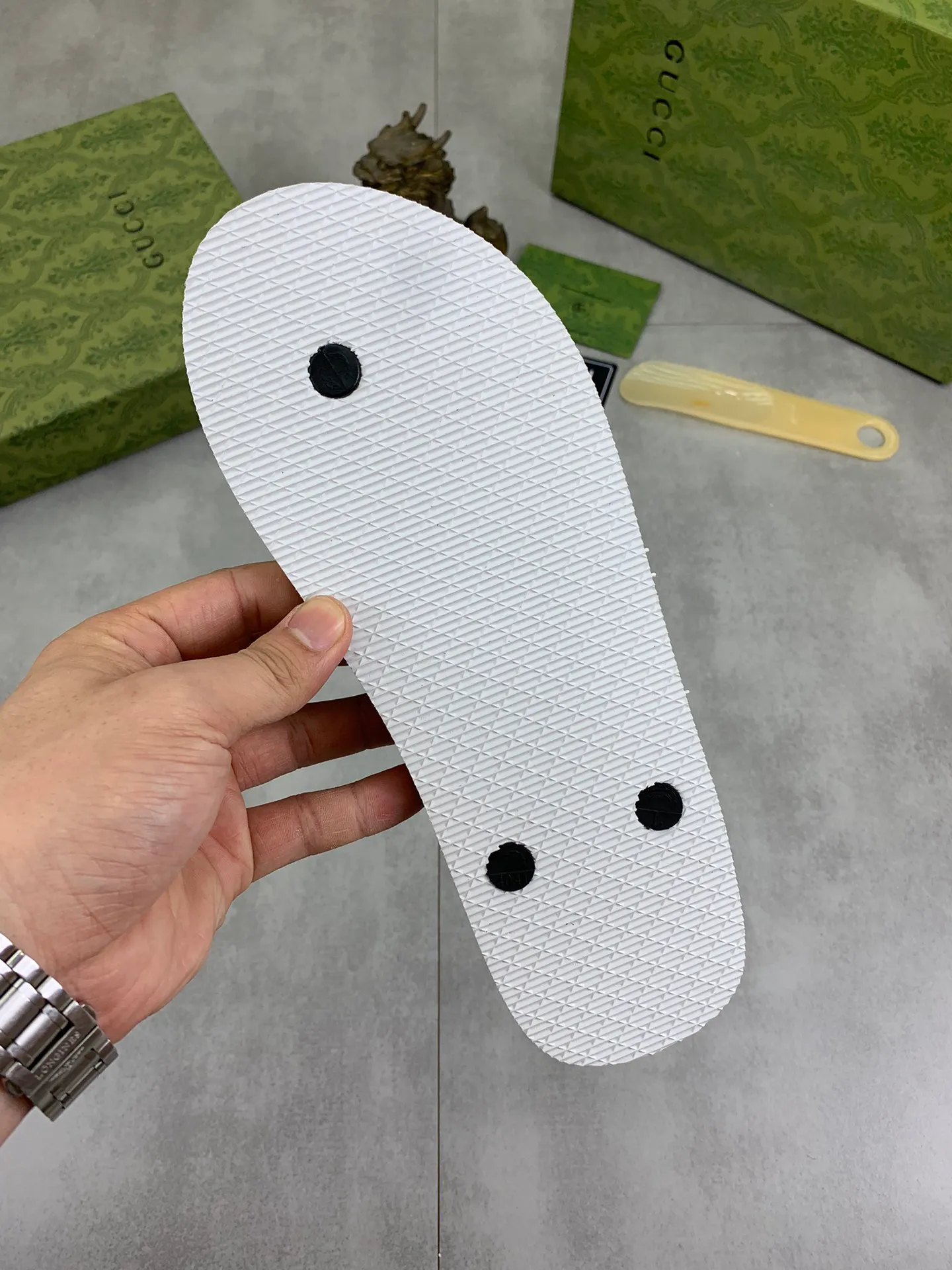 Men's men's shoes 💰P220💰【New style】🆘【GUCCI】Official website's popular Gucci adult couple 🧑‍🤝‍🧑 style, children's flip-flops are on sale at the counter simultaneously! Original fabric imported from Italy. Original bottom provided by the original factory. Size: Adult 36-45. Children’s size: 30-37. Multiple colors available.